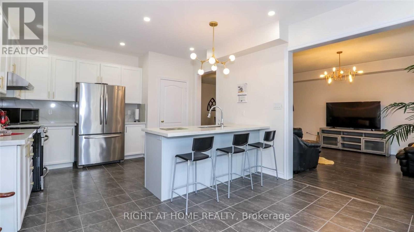 76 HOPKINS CRES