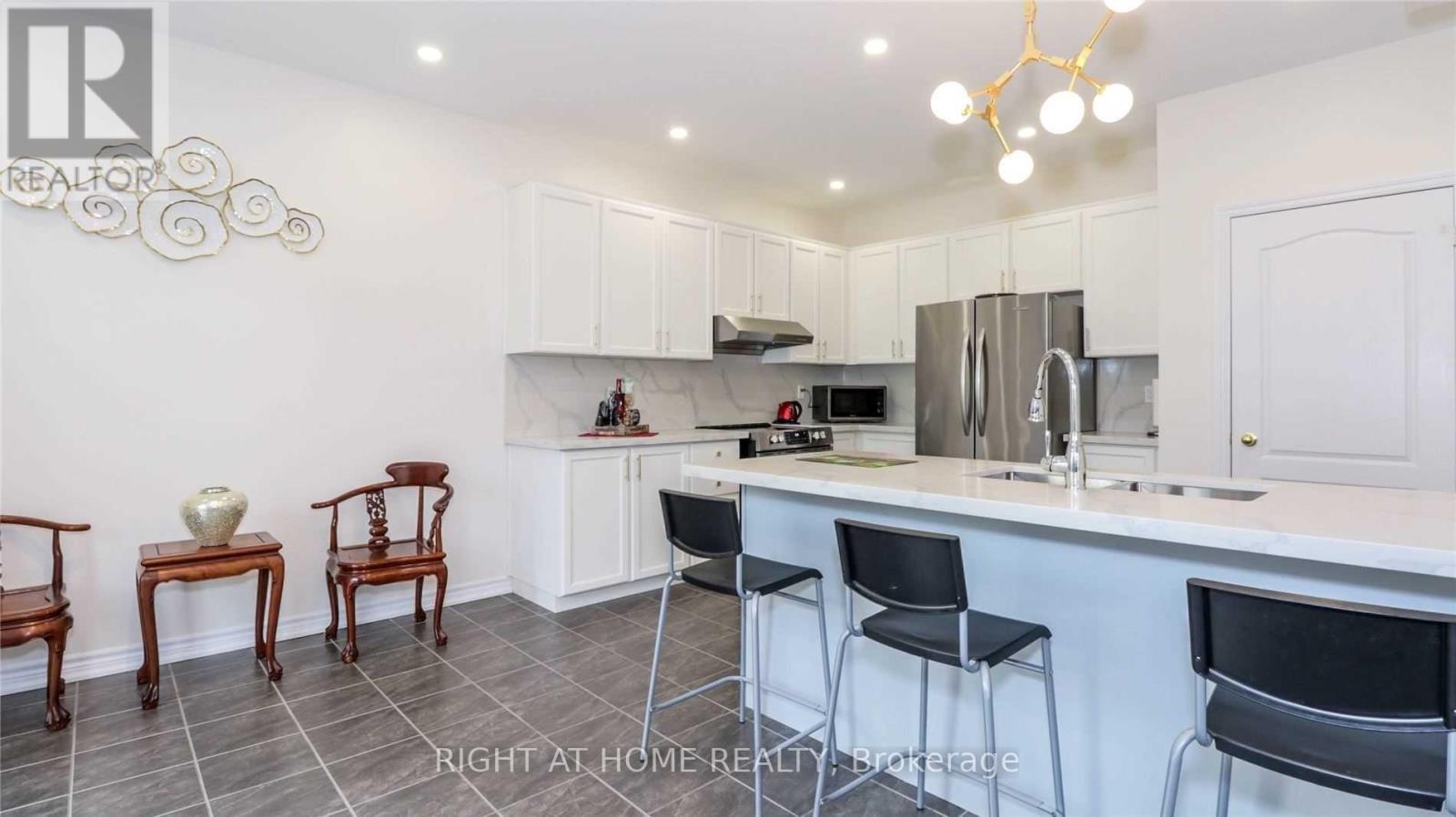 76 HOPKINS CRES