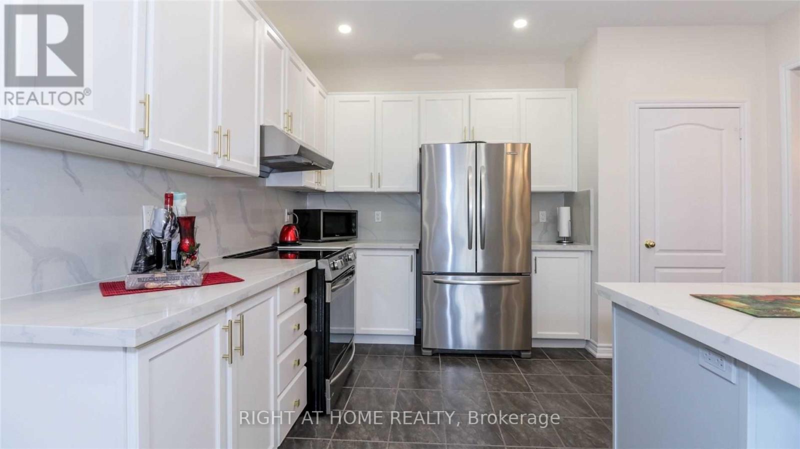 76 HOPKINS CRES