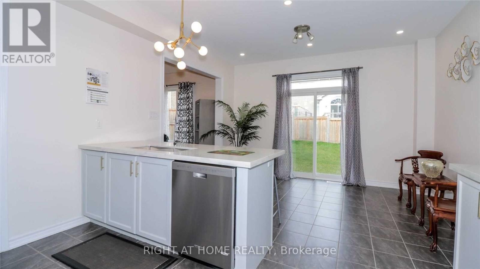 76 HOPKINS CRES
