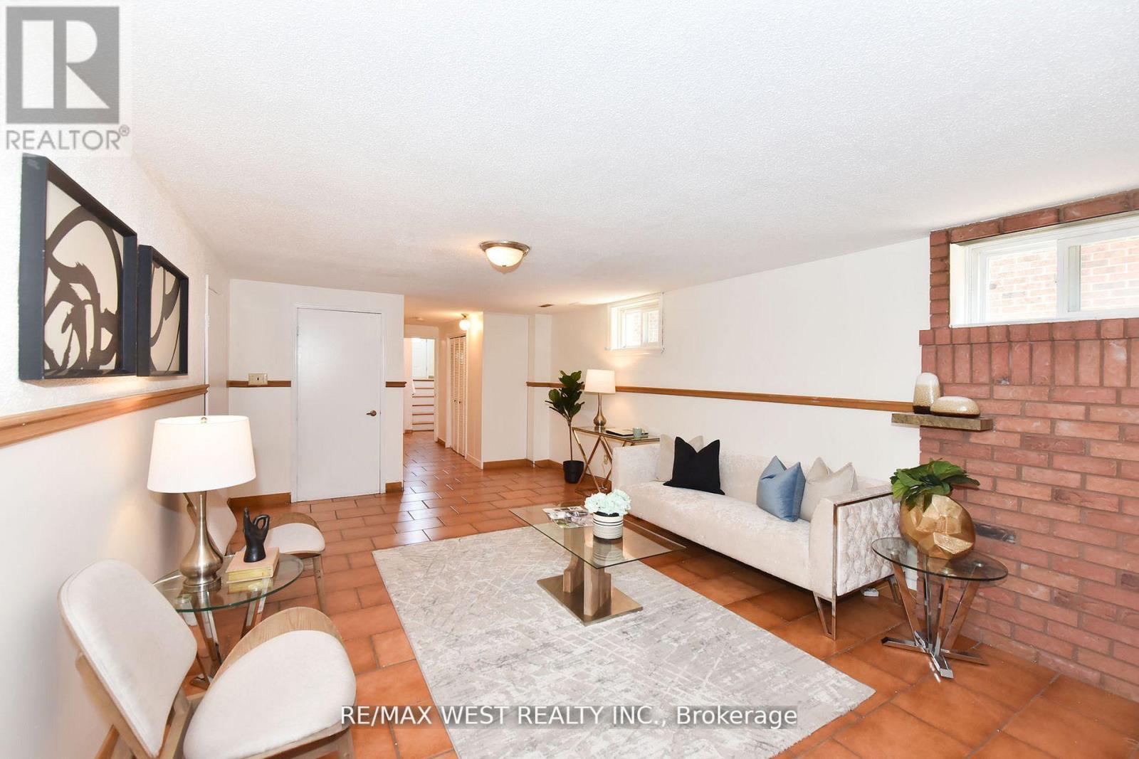 65 ASHBURN CRES