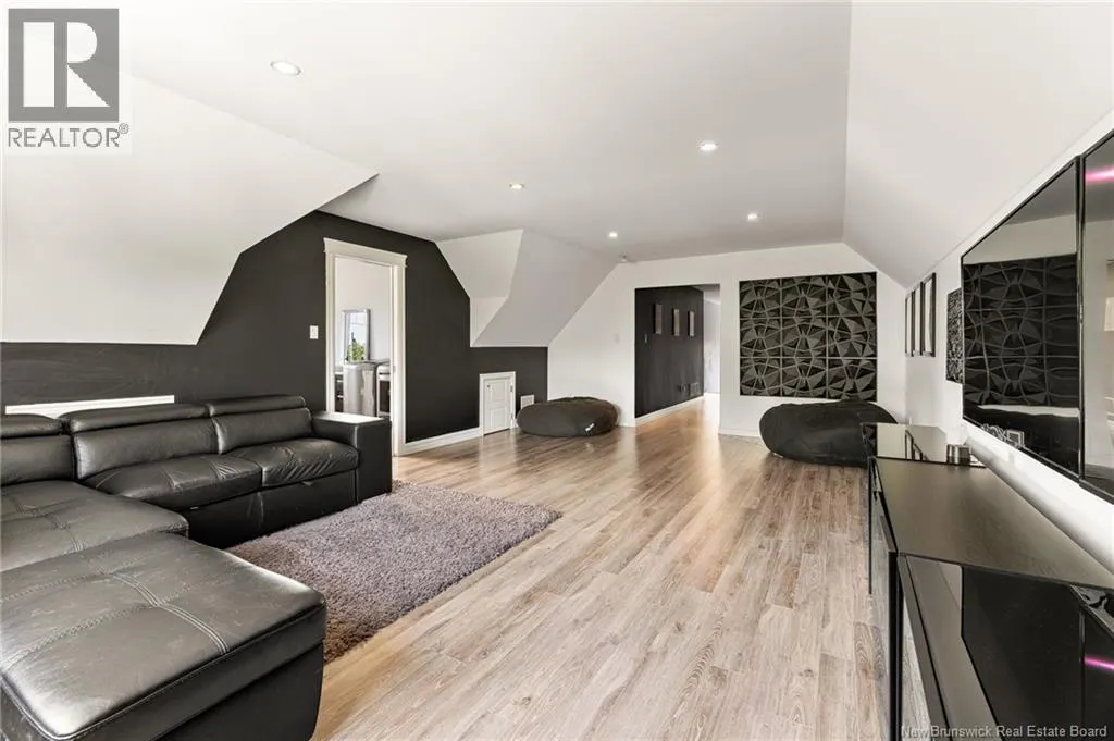 9 Streamside Court