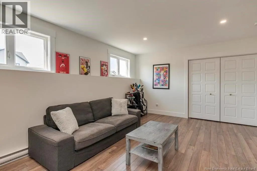 16 Luxor Drive