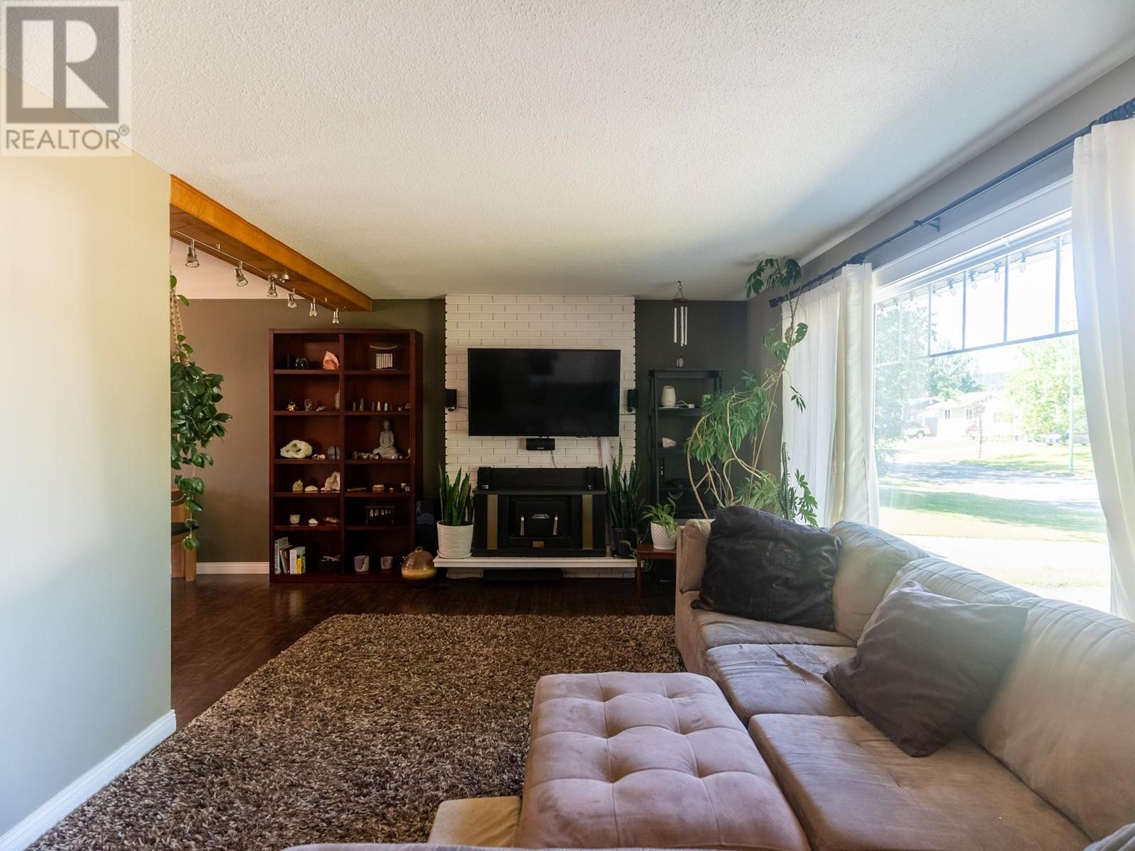 208 GORDON CRESCENT