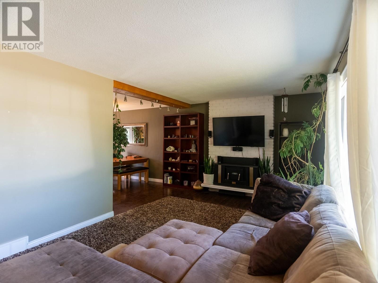 208 GORDON CRESCENT