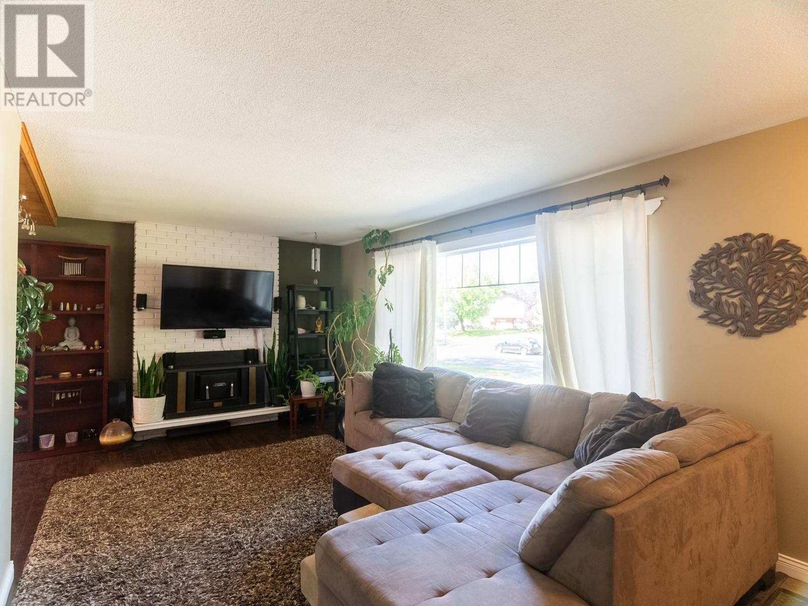 208 GORDON CRESCENT