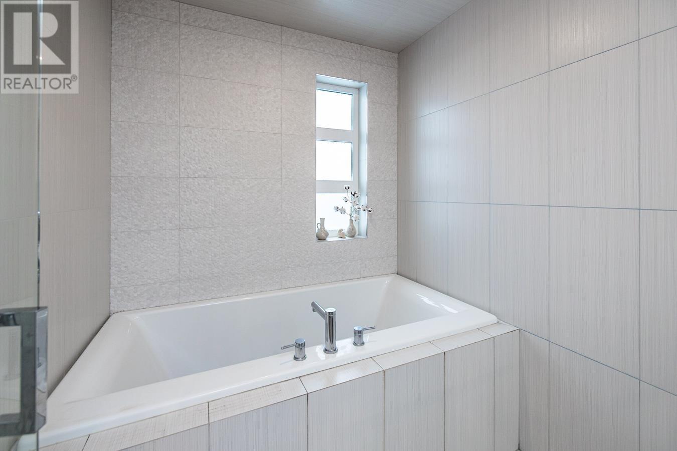 102 2422 VANIER DRIVE, #102
