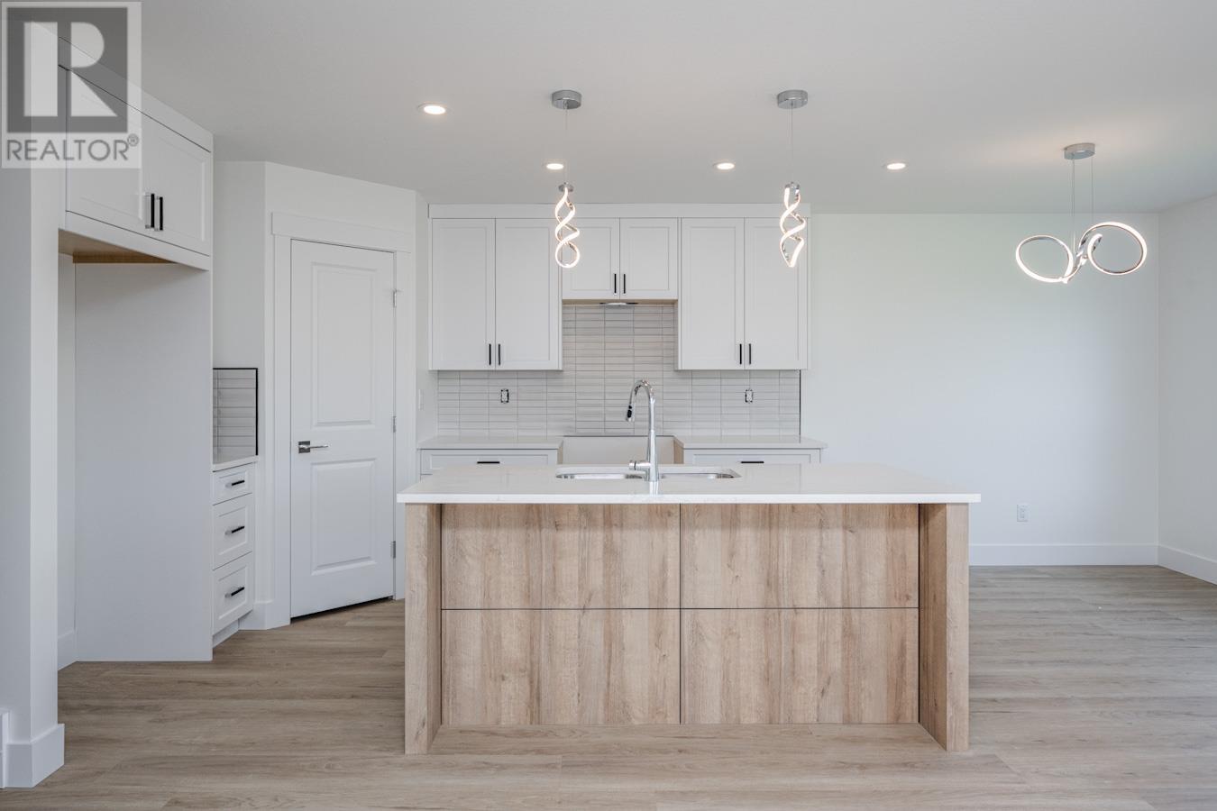 114 6664 WESTMOUNT DRIVE, #114