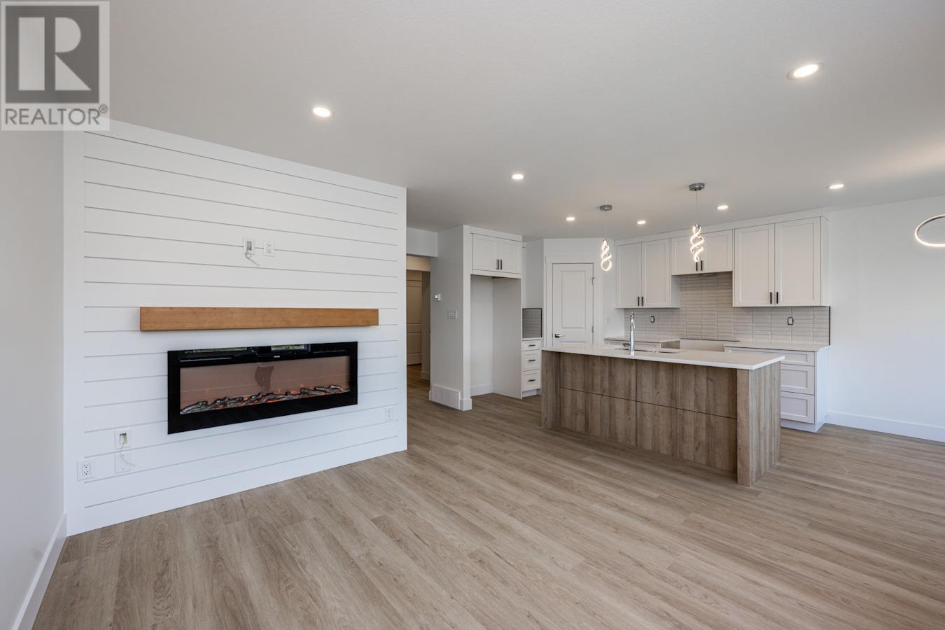 114 6664 WESTMOUNT DRIVE, #114