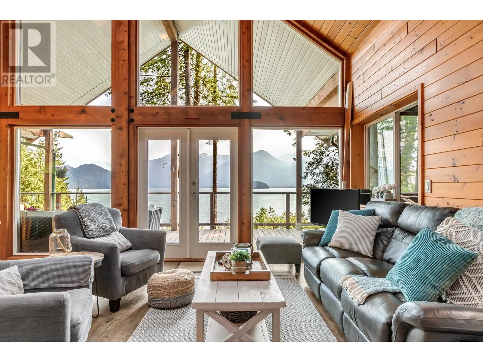 4 CHRISTIAN COVE