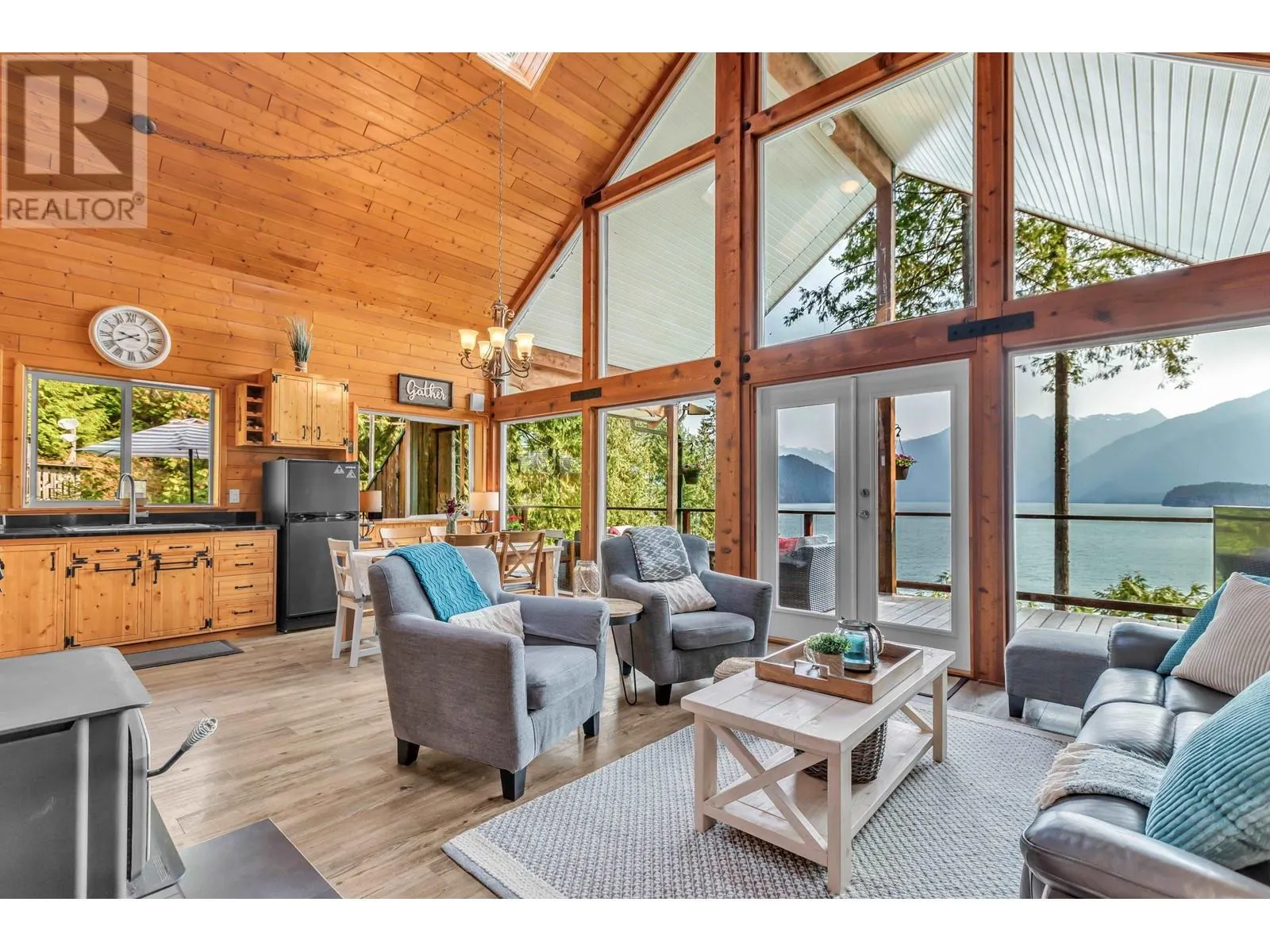 4 CHRISTIAN COVE