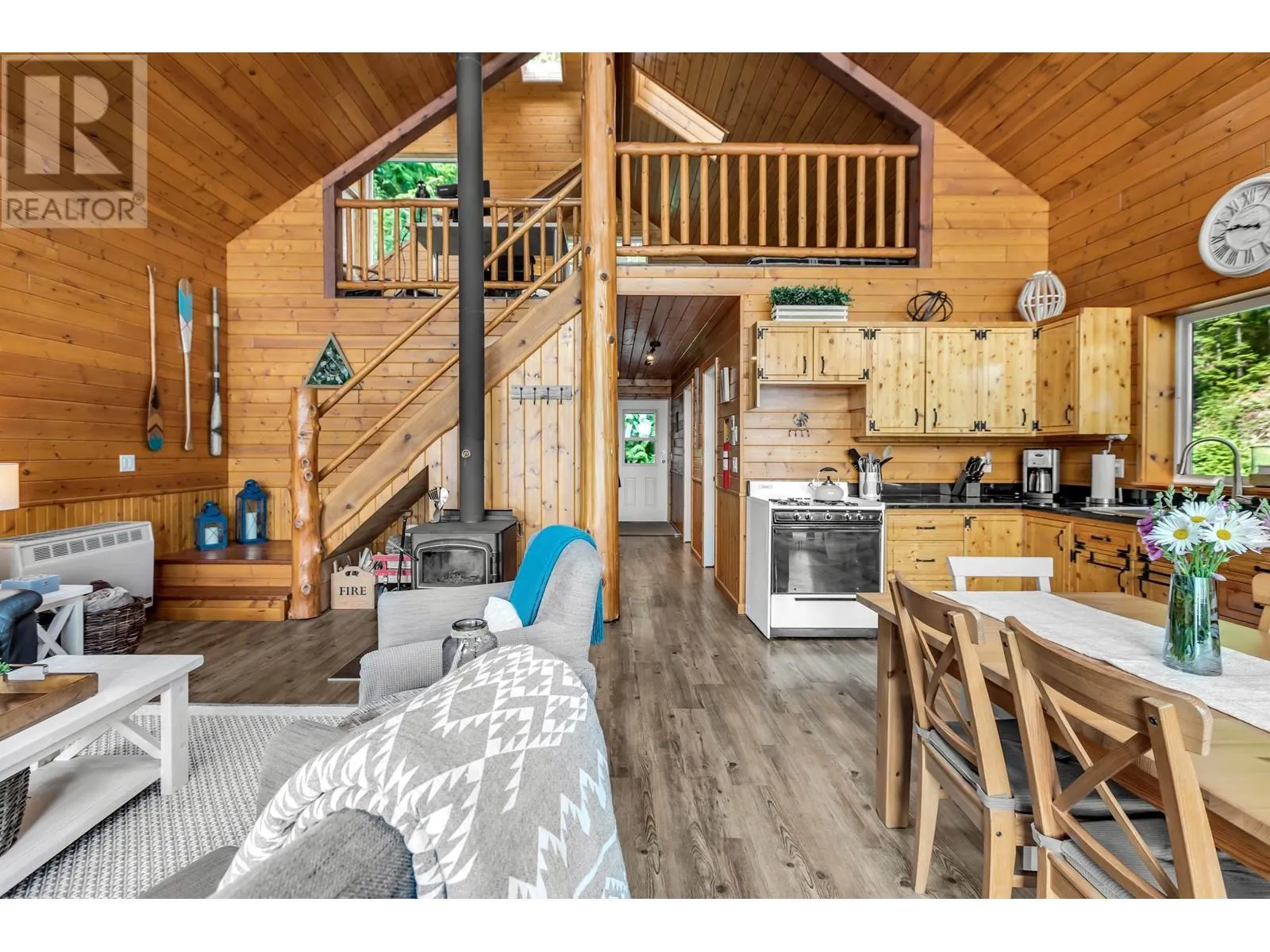 4 CHRISTIAN COVE