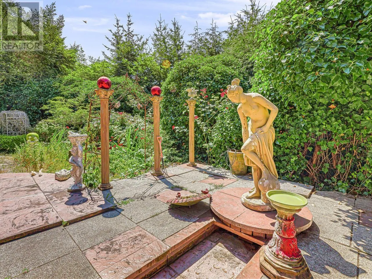35 LIONS BAY AVENUE
