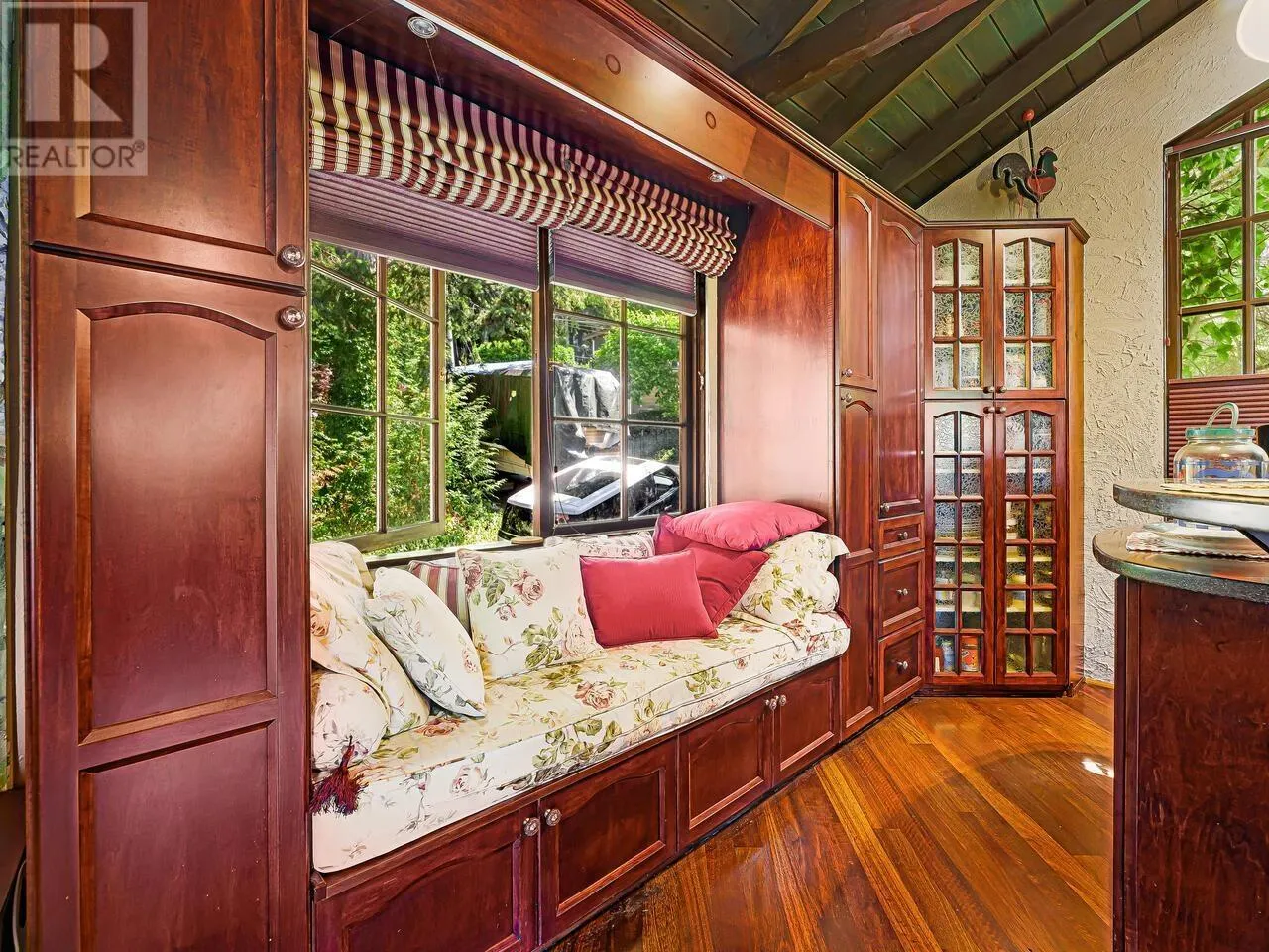 35 LIONS BAY AVENUE