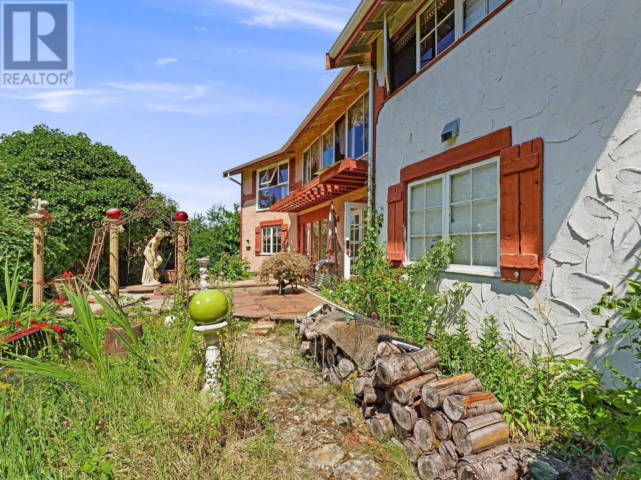 35 LIONS BAY AVENUE