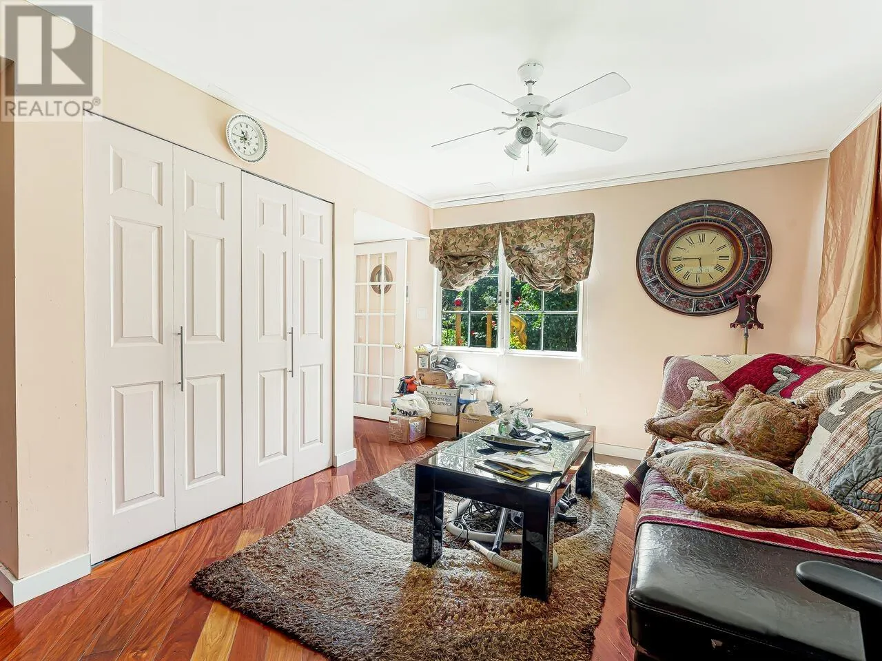 35 LIONS BAY AVENUE