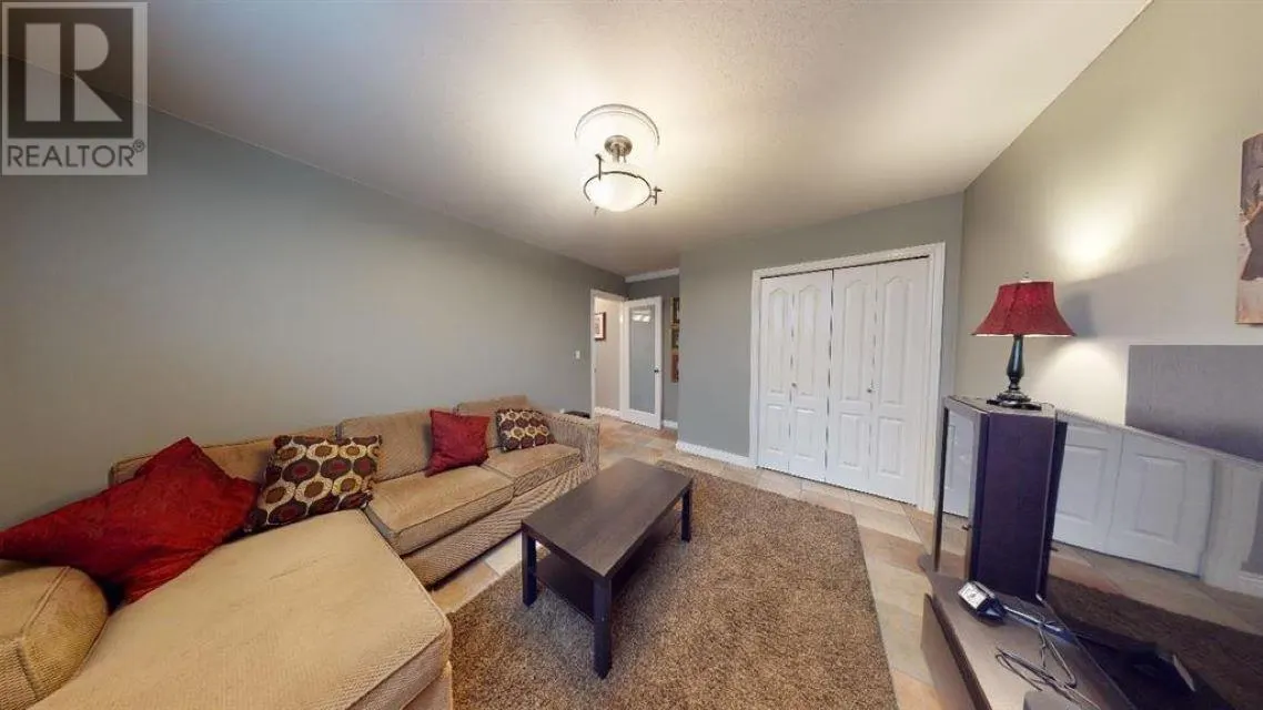 467 W KINGS ROAD