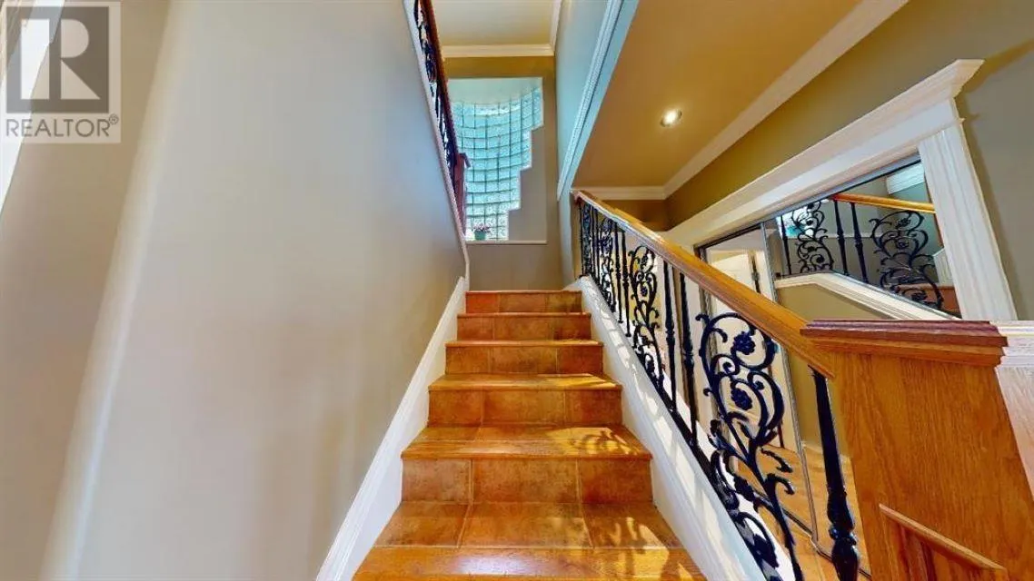 467 W KINGS ROAD