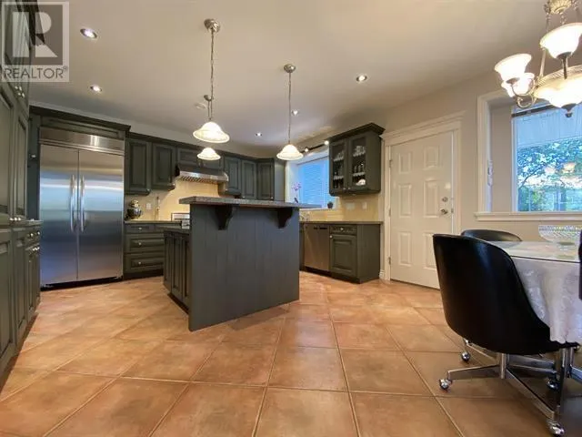 467 W KINGS ROAD