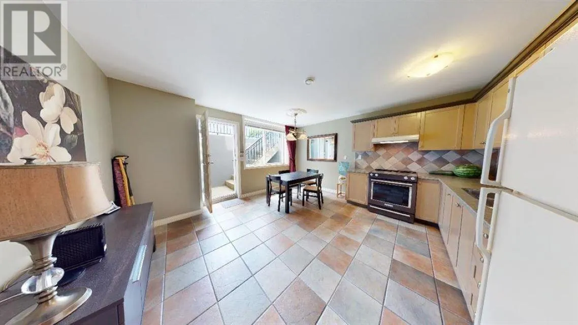 467 W KINGS ROAD