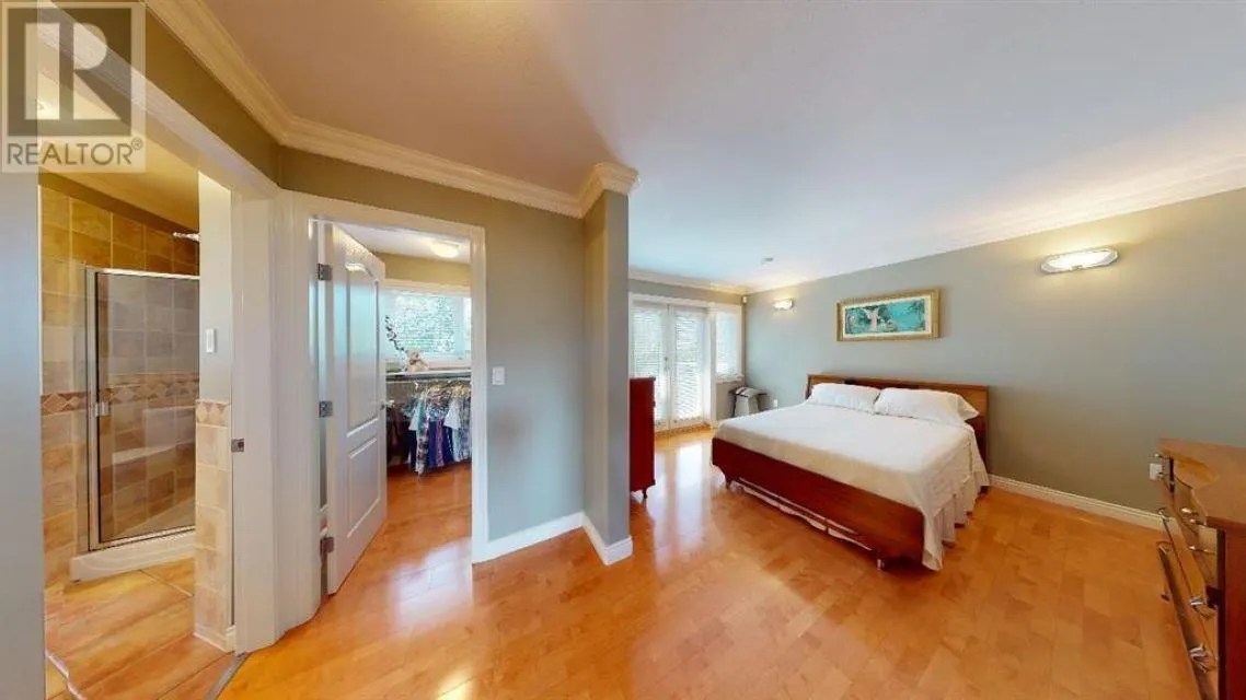 467 W KINGS ROAD