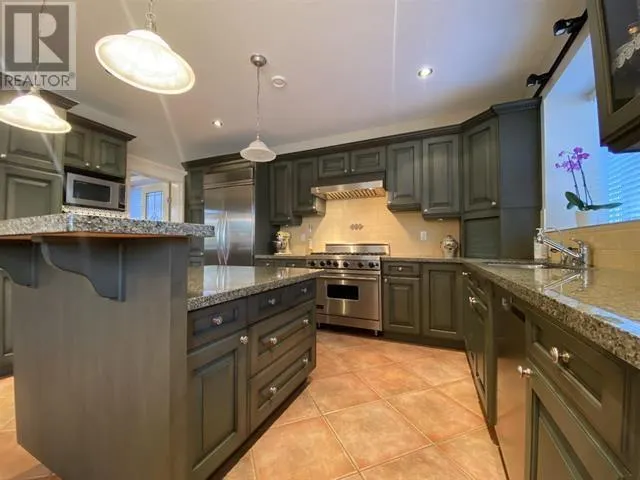 467 W KINGS ROAD