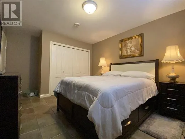 467 W KINGS ROAD
