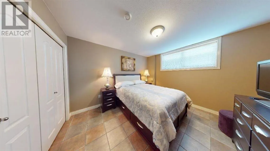 467 W KINGS ROAD
