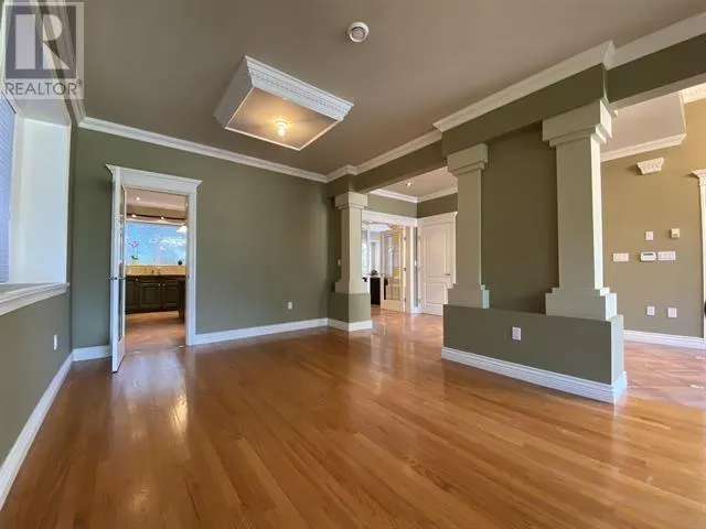467 W KINGS ROAD