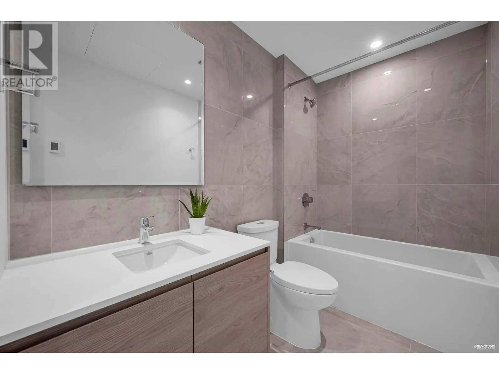 3003 660 QUAYSIDE DRIVE