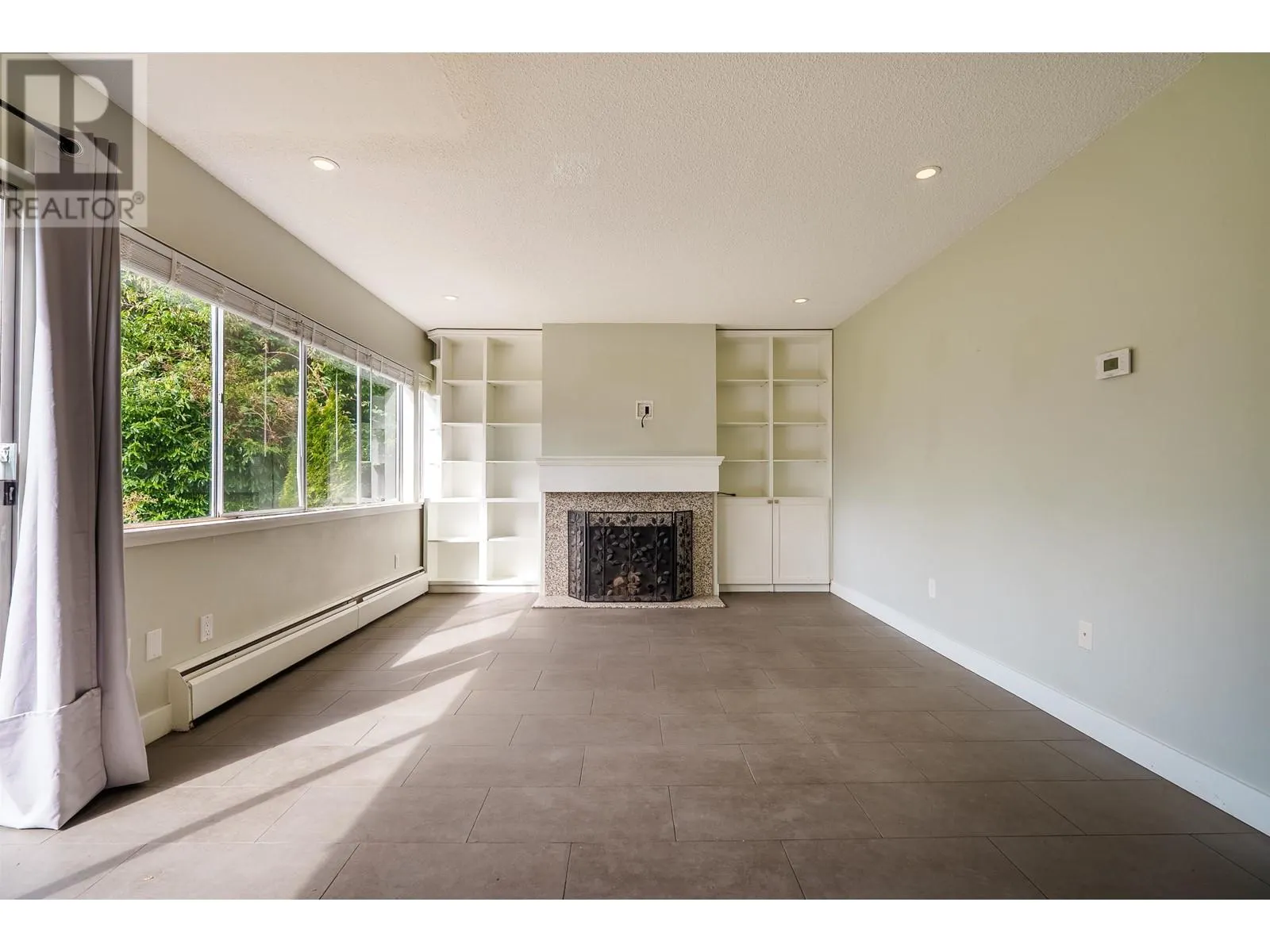 2645 WESTVIEW DRIVE