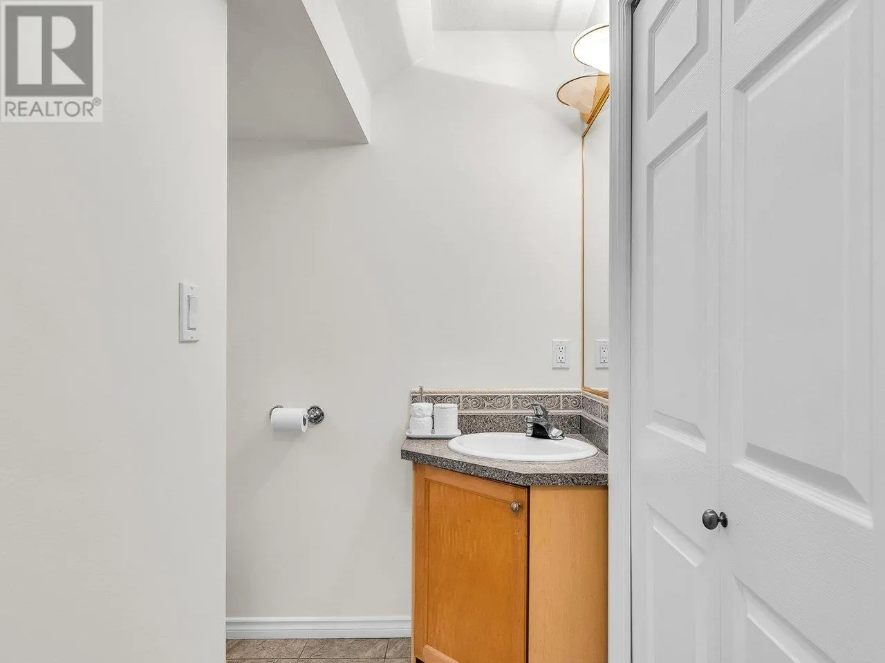 1 4689 CANADA WAY