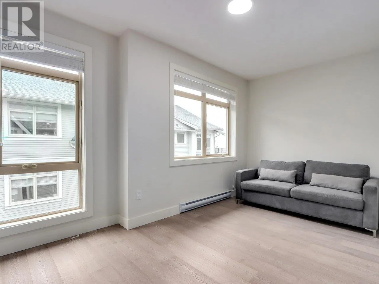 3 115 W QUEENS ROAD