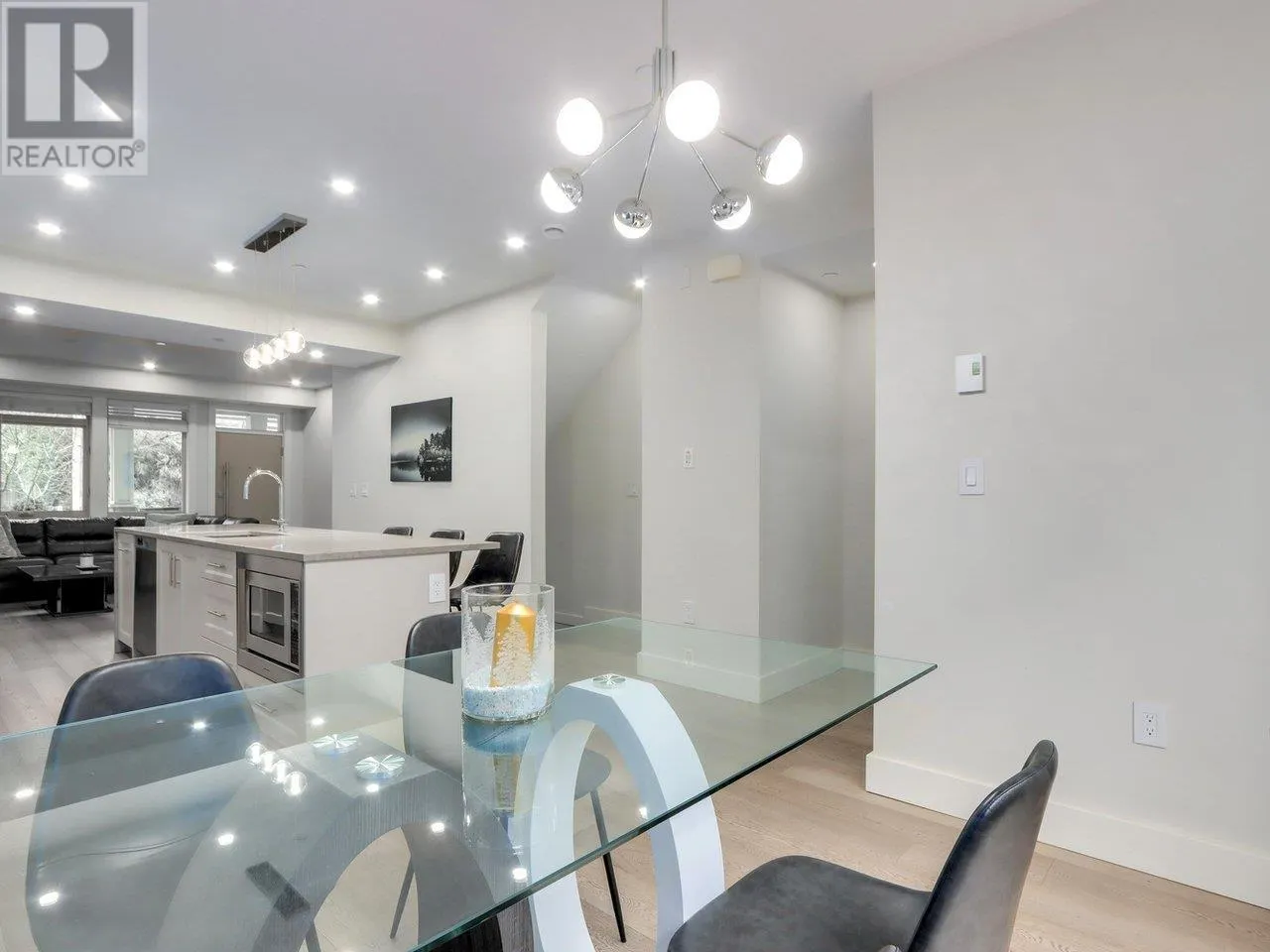 3 115 W QUEENS ROAD