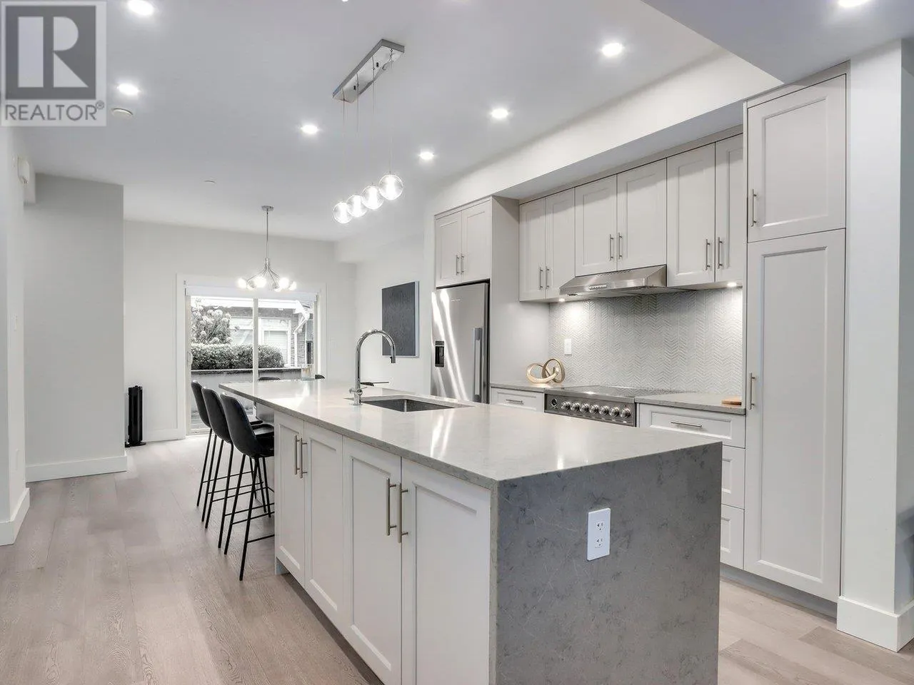 3 115 W QUEENS ROAD