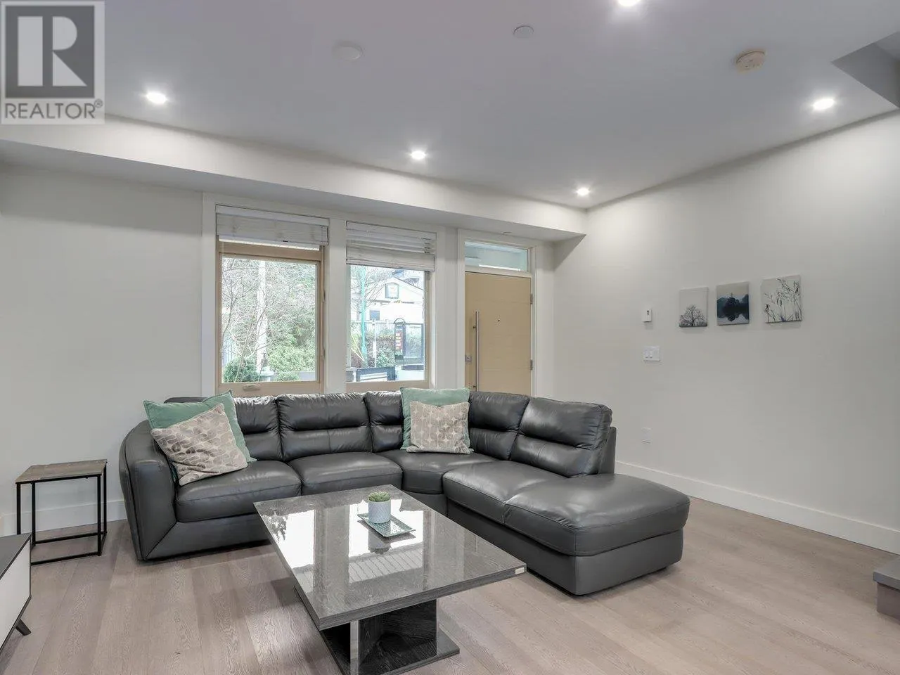 3 115 W QUEENS ROAD