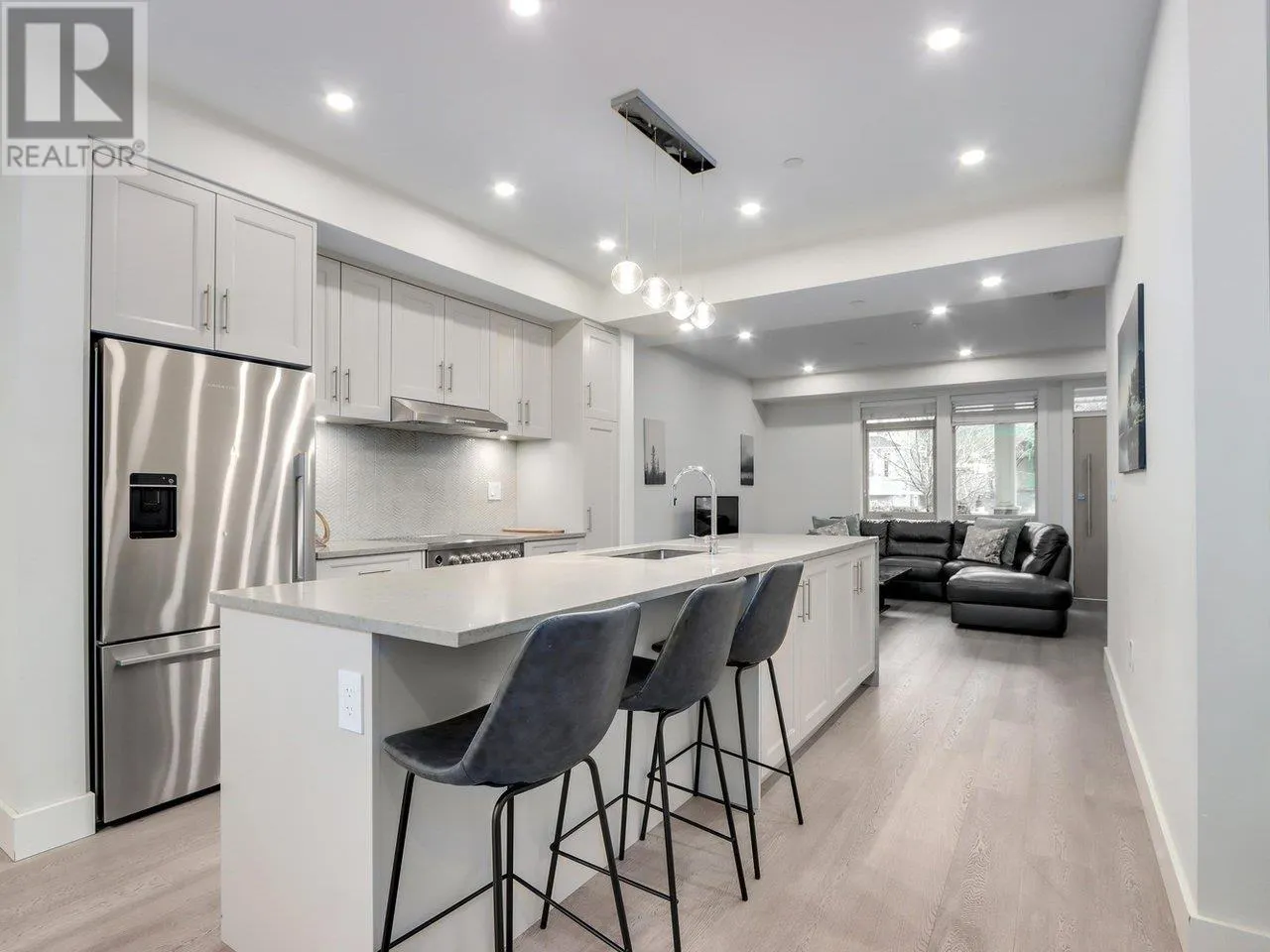 3 115 W QUEENS ROAD