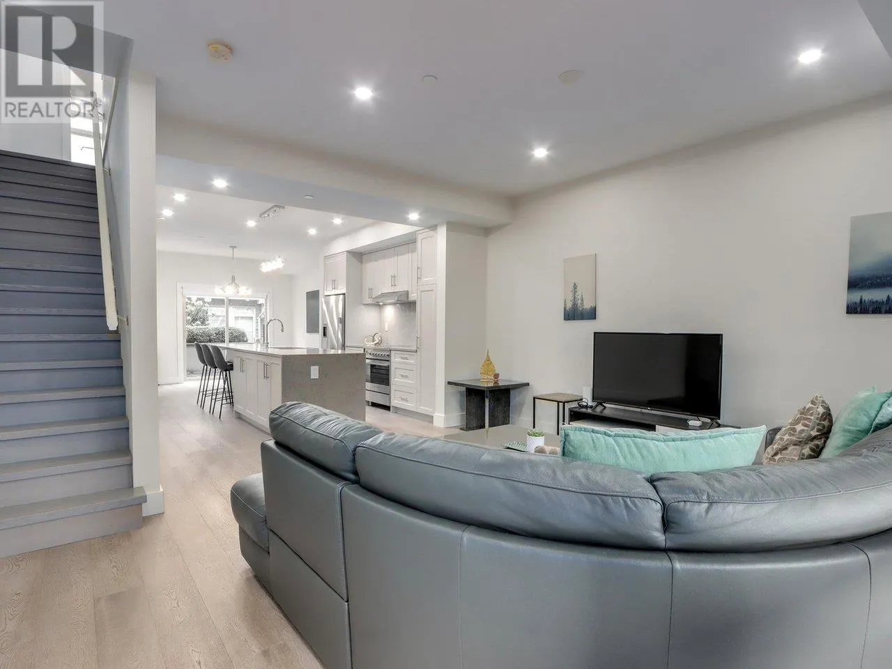 3 115 W QUEENS ROAD
