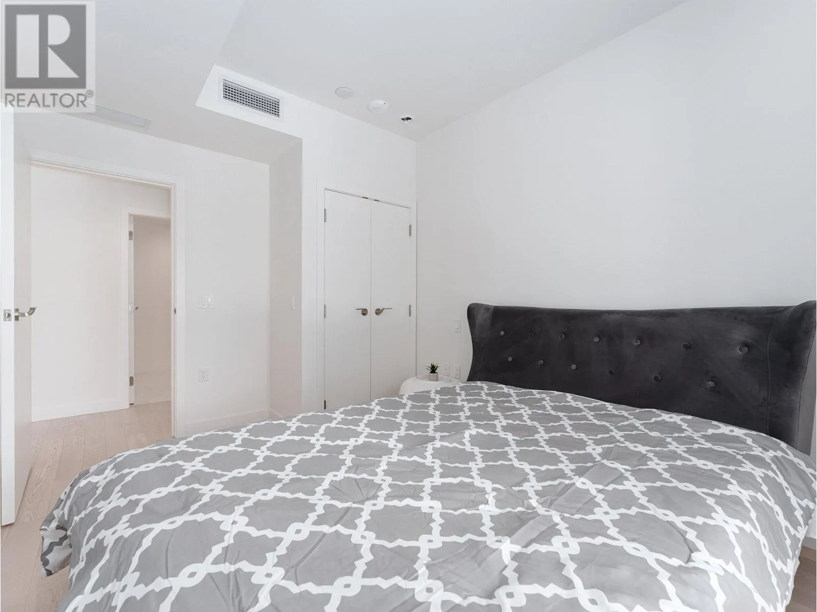 711 6833 PEARSON WAY