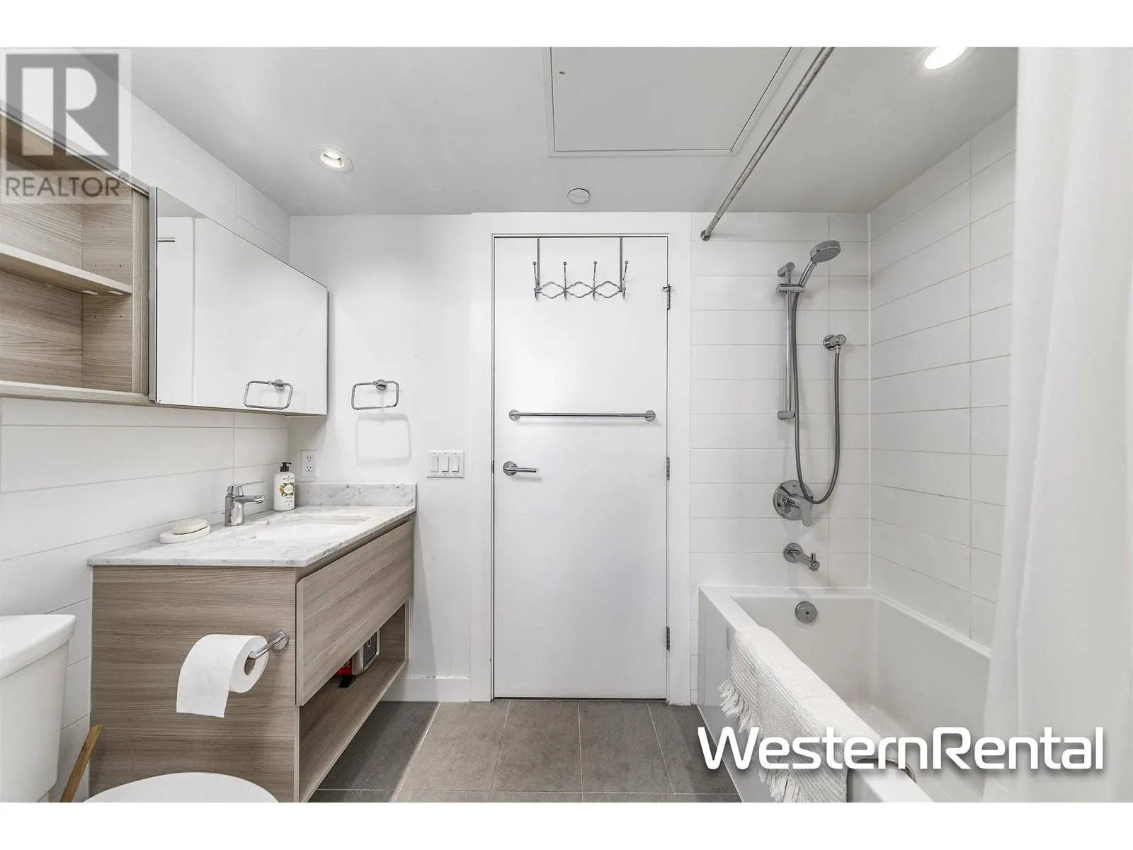 11F 988 QUAYSIDE DRIVE