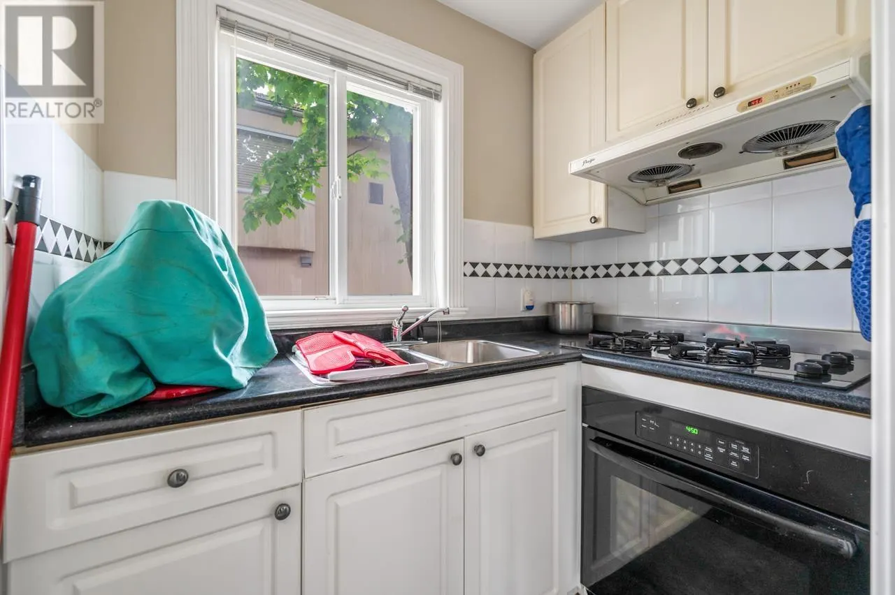 2085 QUALICUM DRIVE