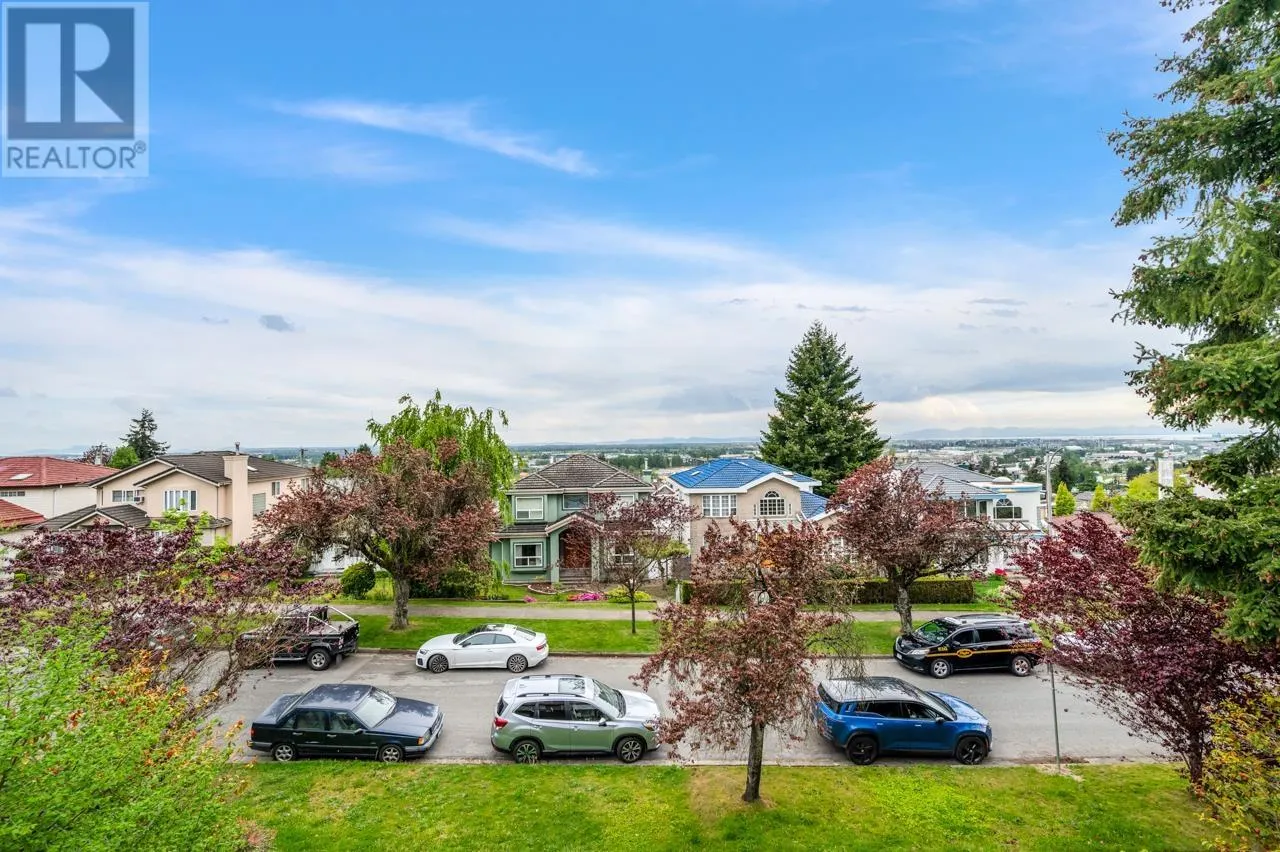 2085 QUALICUM DRIVE