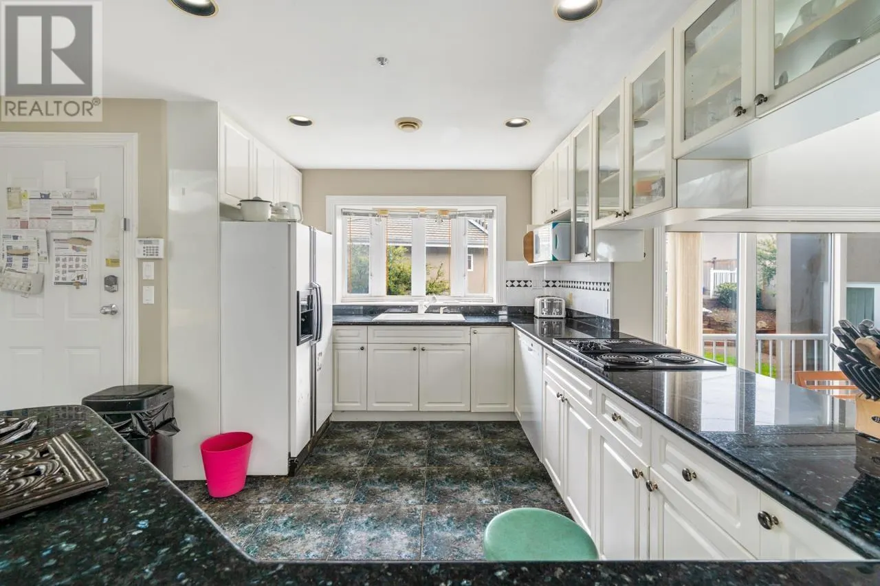 2085 QUALICUM DRIVE