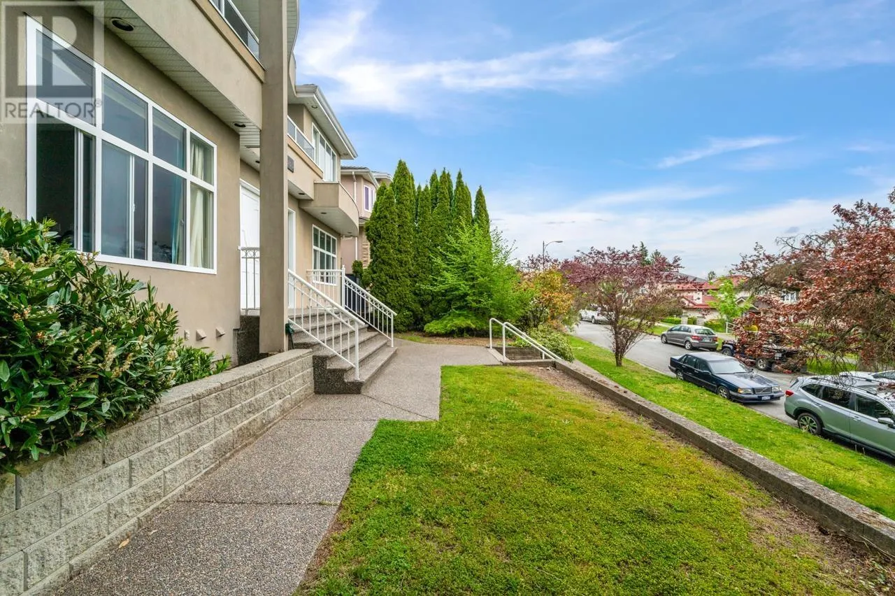 2085 QUALICUM DRIVE