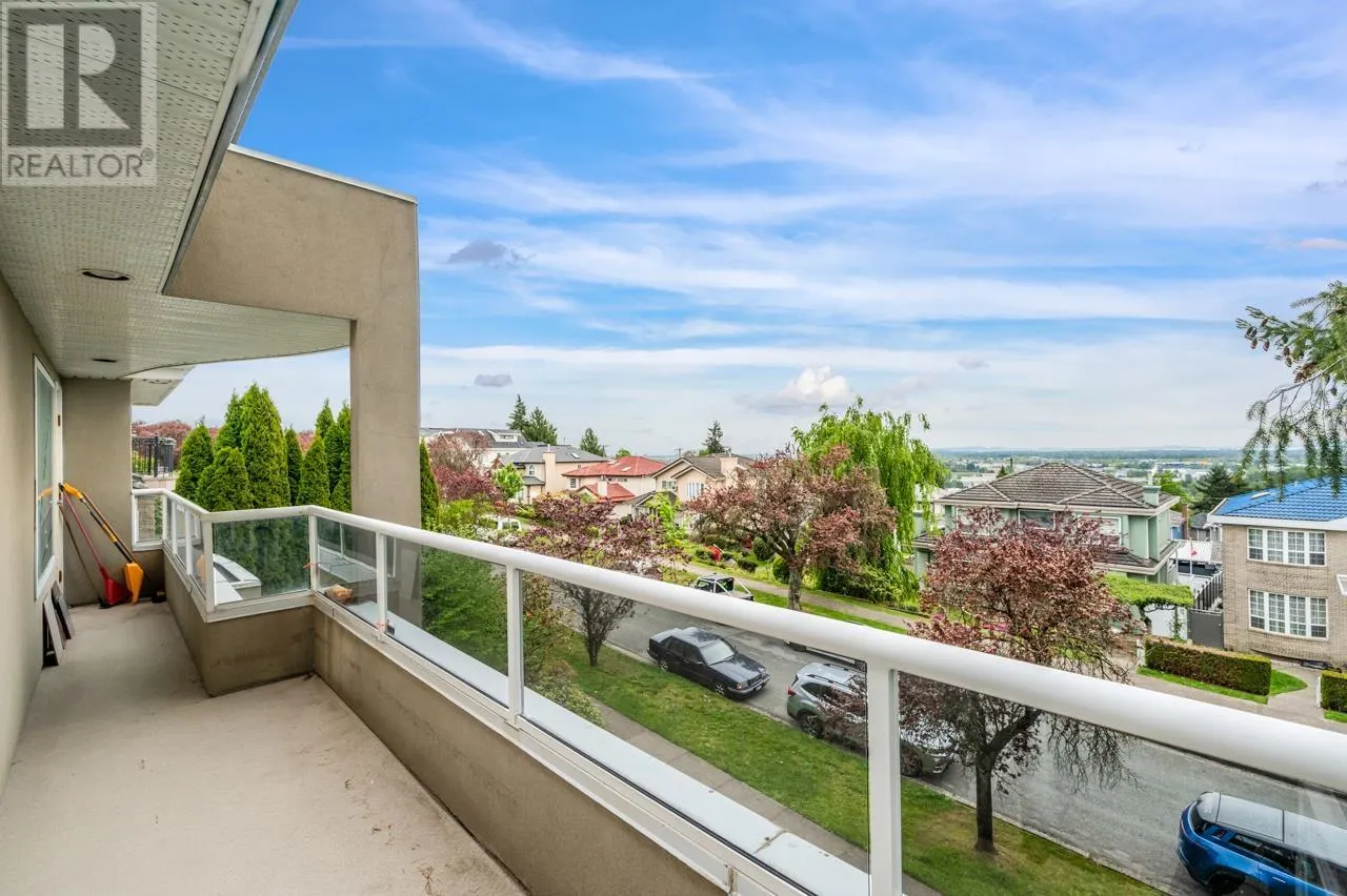 2085 QUALICUM DRIVE