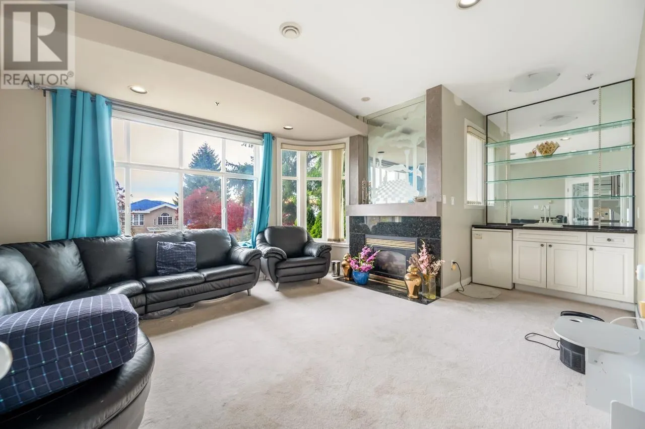 2085 QUALICUM DRIVE