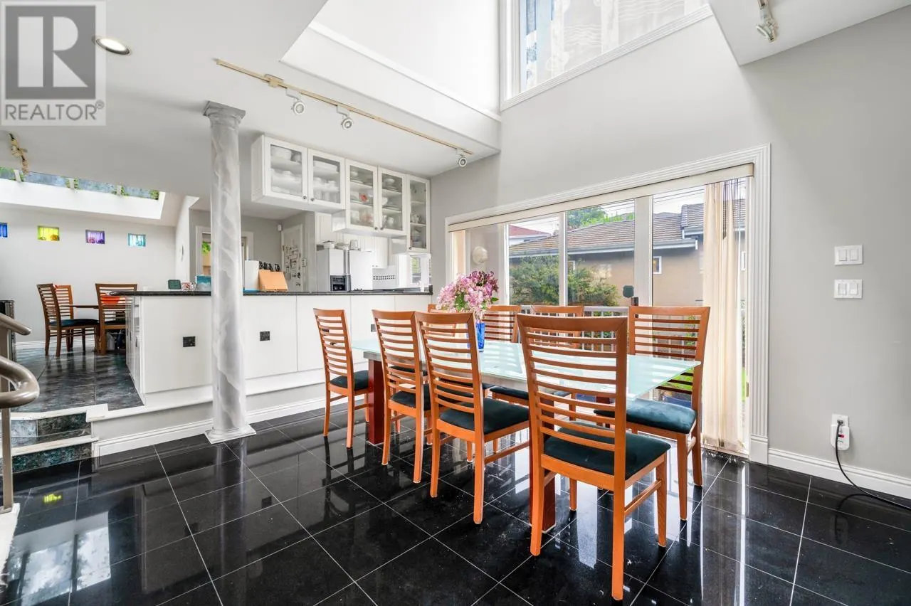 2085 QUALICUM DRIVE