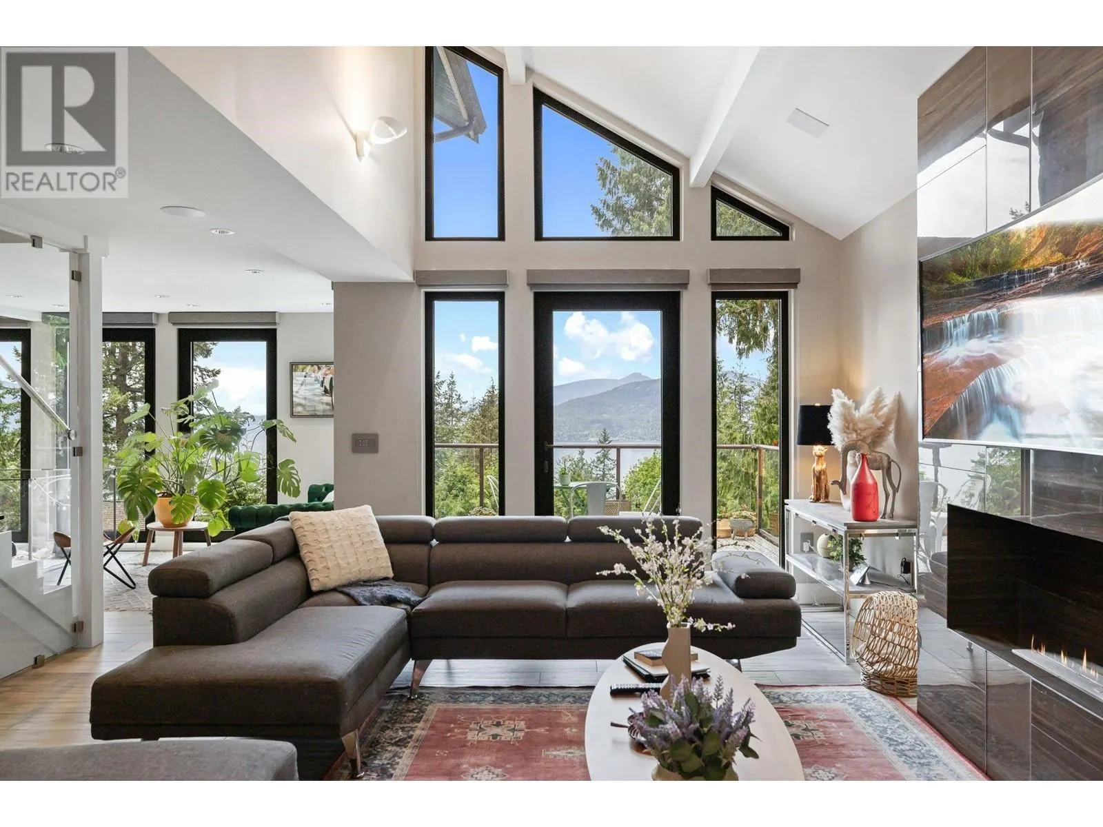 445 MOUNTAIN DRIVE