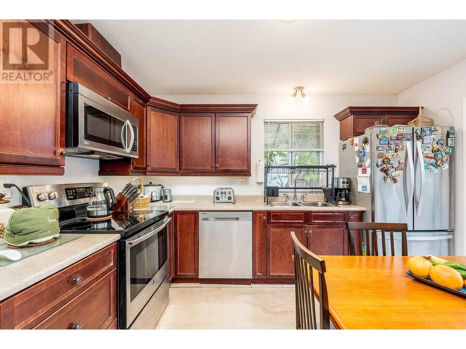 966 HOSMER COURT