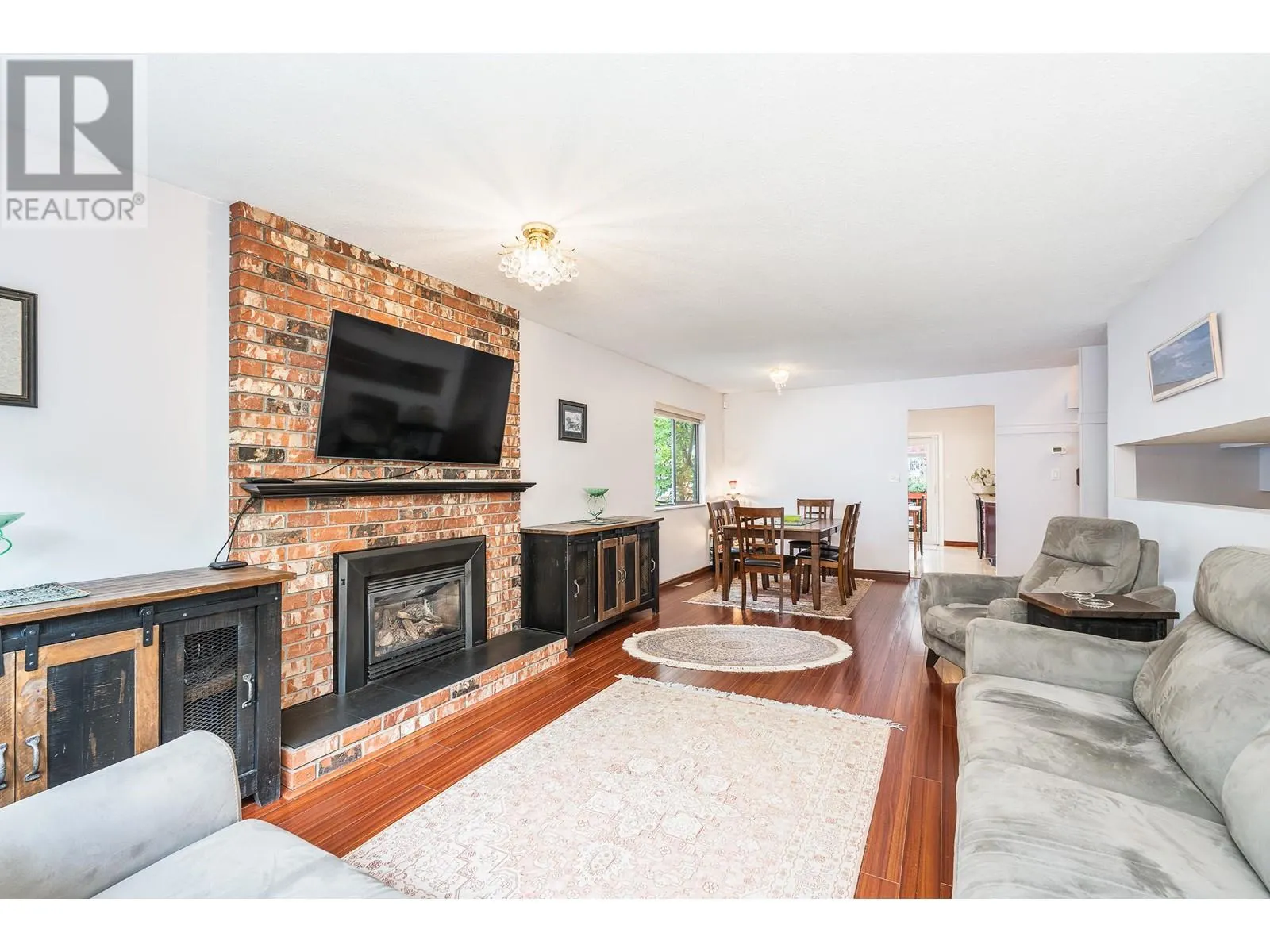 966 HOSMER COURT